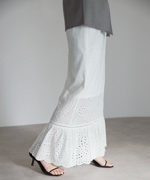Bonjour Sagan(ボンジュールサガン)の「裾ギャザー切り替えコットンレーススカート【動画あり】(スカート・レディース・オフホワイト/ブラック・FREE)」の4枚目の写真