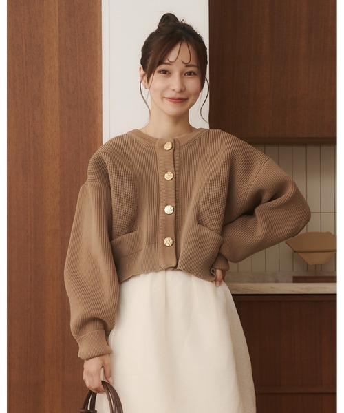 moi tytto（モイテュット）の「ニュアンスボタンノーカラーニット