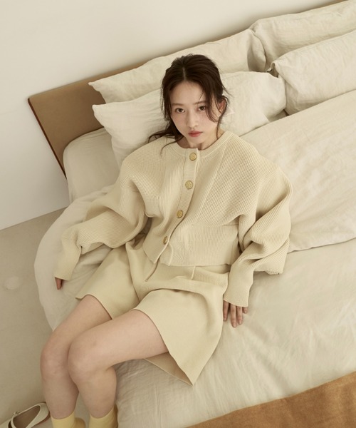 moi tytto（モイテュット）の「ニュアンスボタンノーカラーニットカーディガン（カーディガン/ボレロ・レディース・ナチュラル/ブラック/ベージュ・FREE）」の4枚目の写真