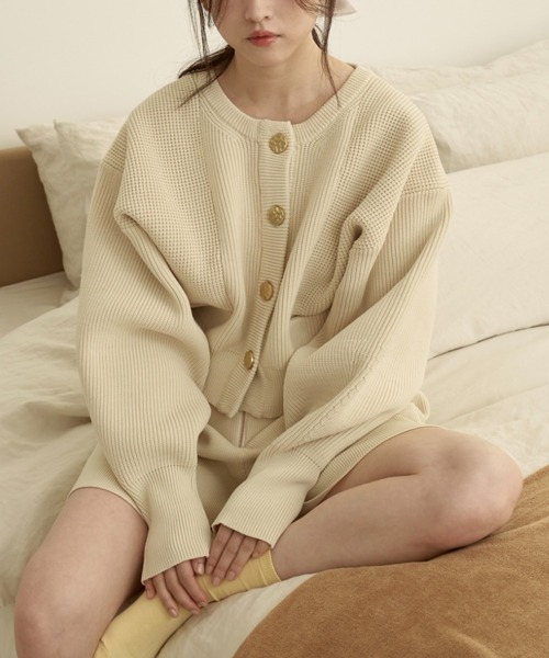 moi tytto（モイテュット）の「ニュアンスボタンノーカラーニットカーディガン（カーディガン/ボレロ・レディース・ナチュラル/ブラック/ベージュ・FREE）」の5枚目の写真