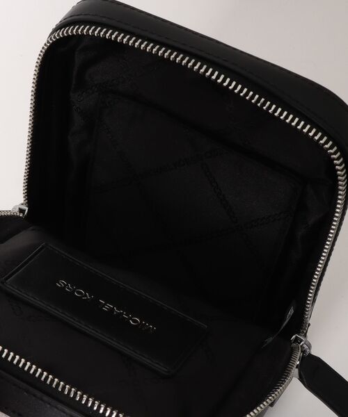 MICHAEL KORS(マイケルコース)の「HUDSON フラップ スリングパック ミディアム - MKシグネチャー(バックパック/リュック・メンズ・ホワイト系・FREE)」の4枚目の写真