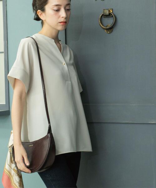 OPAQUE.CLIP(オペークドットクリップ)の「《5色展開/SS-LLサイズ》スキッパー金ボタンブラウス/セットアップ対応【防シワ/ストレッチ/洗濯機洗い可】(シャツ/ブラウス・レディース・ライトグレー/キャメル/ブラウン系8/ネイビー/ブラック・40/38/36/34/42)」の9枚目の写真