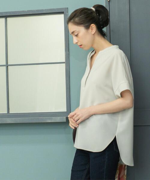 OPAQUE.CLIP(オペークドットクリップ)の「《5色展開/SS-LLサイズ》スキッパー金ボタンブラウス/セットアップ対応【防シワ/ストレッチ/洗濯機洗い可】(シャツ/ブラウス・レディース・ライトグレー/キャメル/ブラウン系8/ネイビー/ブラック・40/38/36/34/42)」の12枚目の写真