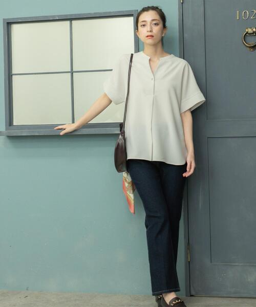 OPAQUE.CLIP(オペークドットクリップ)の「《5色展開/SS-LLサイズ》スキッパー金ボタンブラウス/セットアップ対応【防シワ/ストレッチ/洗濯機洗い可】(シャツ/ブラウス・レディース・ライトグレー/キャメル/ブラウン系8/ネイビー/ブラック・40/38/36/34/42)」の14枚目の写真