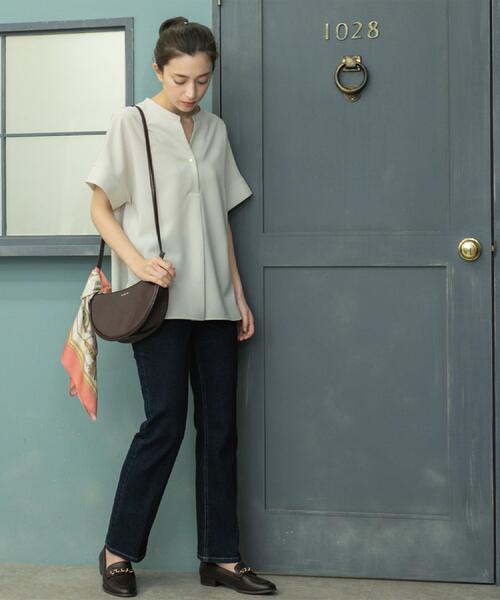 OPAQUE.CLIP(オペークドットクリップ)の「《5色展開/SS-LLサイズ》スキッパー金ボタンブラウス/セットアップ対応【防シワ/ストレッチ/洗濯機洗い可】(シャツ/ブラウス・レディース・ライトグレー/キャメル/ブラウン系8/ネイビー/ブラック・40/38/36/34/42)」の15枚目の写真