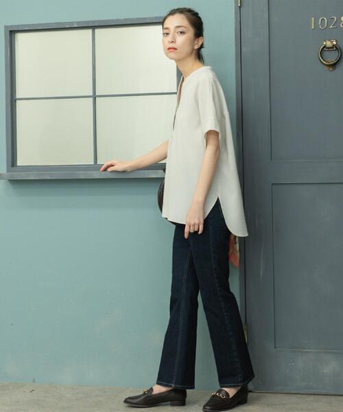 OPAQUE.CLIP(オペークドットクリップ)の「《5色展開/SS-LLサイズ》スキッパー金ボタンブラウス/セットアップ対応【防シワ/ストレッチ/洗濯機洗い可】(シャツ/ブラウス・レディース・ライトグレー/キャメル/ブラウン系8/ネイビー/ブラック・40/38/36/34/42)」の16枚目の写真