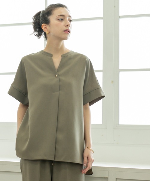 OPAQUE.CLIP(オペークドットクリップ)の「《5色展開/SS-LLサイズ》スキッパー金ボタンブラウス/セットアップ対応【防シワ/ストレッチ/洗濯機洗い可】(シャツ/ブラウス・レディース・ライトグレー/キャメル/ブラウン系8/ネイビー/ブラック・40/38/36/34/42)」の3枚目の写真