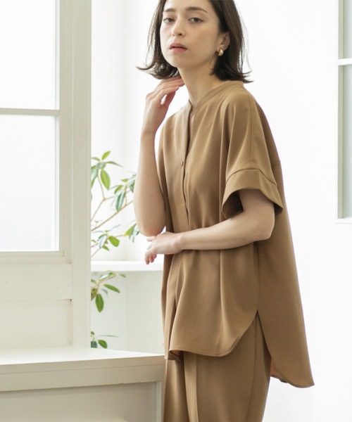 OPAQUE.CLIP(オペークドットクリップ)の「《5色展開/SS-LLサイズ》スキッパー金ボタンブラウス/セットアップ対応【防シワ/ストレッチ/洗濯機洗い可】(シャツ/ブラウス・レディース・ライトグレー/キャメル/ブラウン系8/ネイビー/ブラック・40/38/36/34/42)」の5枚目の写真