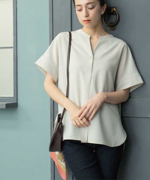 OPAQUE.CLIP(オペークドットクリップ)の「《5色展開/SS-LLサイズ》スキッパー金ボタンブラウス/セットアップ対応【防シワ/ストレッチ/洗濯機洗い可】(シャツ/ブラウス・レディース・ライトグレー/キャメル/ブラウン系8/ネイビー/ブラック・40/38/36/34/42)」の7枚目の写真