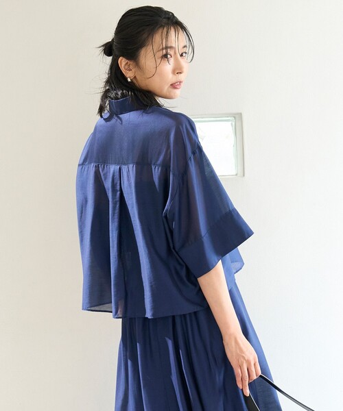 UNFILO(アンフィーロ)の「ライトシアー クロップドシャツ(シャツ/ブラウス・レディース・グリーン系/ダルブルー系/ブラック系1・SMALL/MEDIUM)」の4枚目の写真