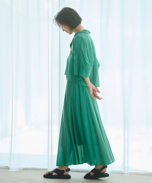 UNFILO(アンフィーロ)の「ライトシアー クロップドシャツ(シャツ/ブラウス・レディース・グリーン系/ダルブルー系/ブラック系1・SMALL/MEDIUM)」の5枚目の写真