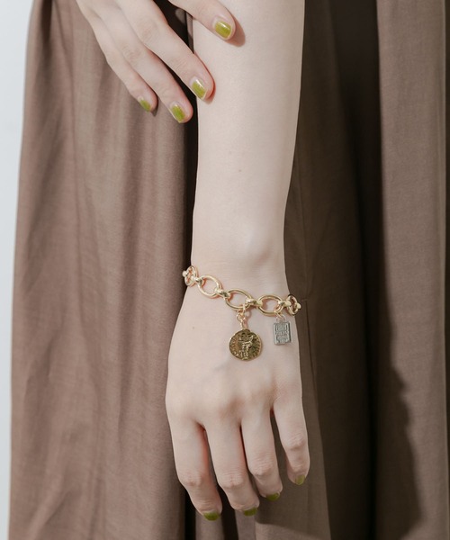 SMELLY（スメリー）の「コインモチーフマンテルブレスレット（ブレスレット・レディース・ゴールド・-）」の2枚目の写真