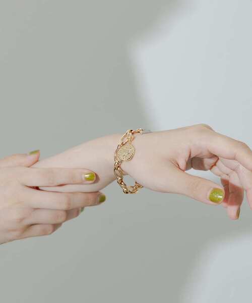 SMELLY（スメリー）の「コインモチーフマンテルブレスレット（ブレスレット・レディース・ゴールド・-）」の4枚目の写真