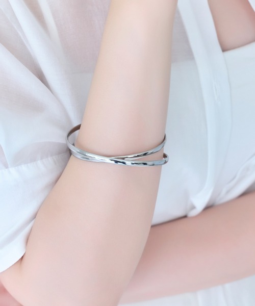 Phoebe(フィービィー)の「【金属アレルギー対応】ツインカレントカフバングル/ニッケルフリー(バングル/リストバンド・レディース・イエローゴールド/シルバー・FREE)」の2枚目の写真