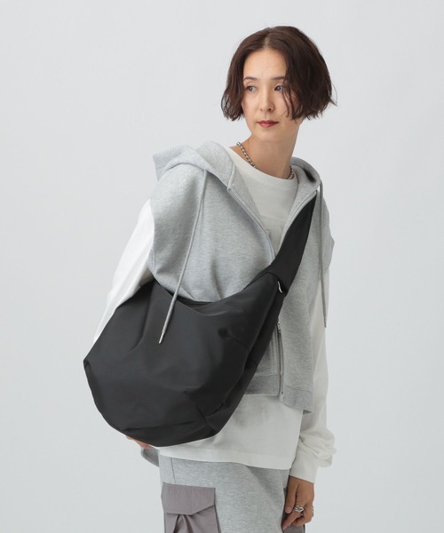 LEPSIM（レプシィム）の「ラウンドBIGショルダー　578268（ショルダーバッグ・レディース・ブラック/チャコールグレー/アイボリー・ONE SIZE）」の4枚目の写真