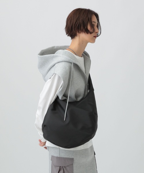 LEPSIM（レプシィム）の「ラウンドBIGショルダー　578268（ショルダーバッグ・レディース・ブラック/チャコールグレー/アイボリー・ONE SIZE）」の5枚目の写真