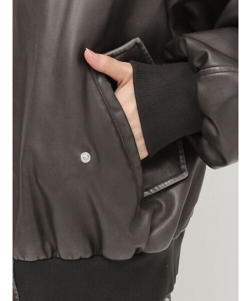 EVRIS（エヴリス）の「ヴィンテージライクフェイクレザーブルゾン【セットアップ着用可能】（ブルゾン・レディース・ブラック/ブラウン・FREE）」の4枚目の写真