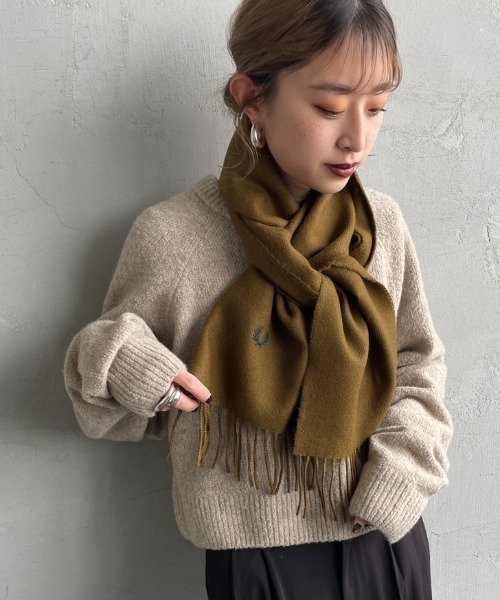 FRED PERRY（フレッドペリー）の「[FRED PERRY/フレッドペリー] ワンポイントロゴ刺繍 ラムウール スカーフ（マフラー・レディース・ボルドー/キャメル/ブラック/ネイビー・ONE SIZE）」の13枚目の写真