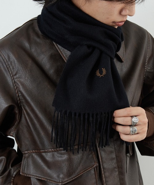 FRED PERRY（フレッドペリー）の「[FRED PERRY/フレッドペリー] ワンポイントロゴ刺繍 ラムウール スカーフ（マフラー・レディース・ボルドー/キャメル/ブラック/ネイビー・ONE SIZE）」の8枚目の写真