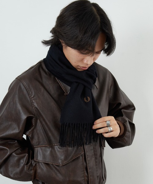 FRED PERRY（フレッドペリー）の「[FRED PERRY/フレッドペリー] ワンポイントロゴ刺繍 ラムウール スカーフ（マフラー・レディース・ボルドー/キャメル/ブラック/ネイビー・ONE SIZE）」の6枚目の写真
