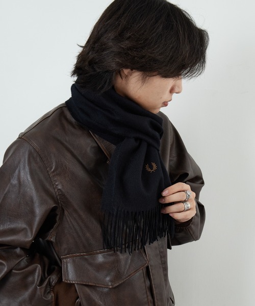 FRED PERRY（フレッドペリー）の「[FRED PERRY/フレッドペリー] ワンポイントロゴ刺繍 ラムウール スカーフ（マフラー・レディース・ボルドー/キャメル/ブラック/ネイビー・ONE SIZE）」の7枚目の写真