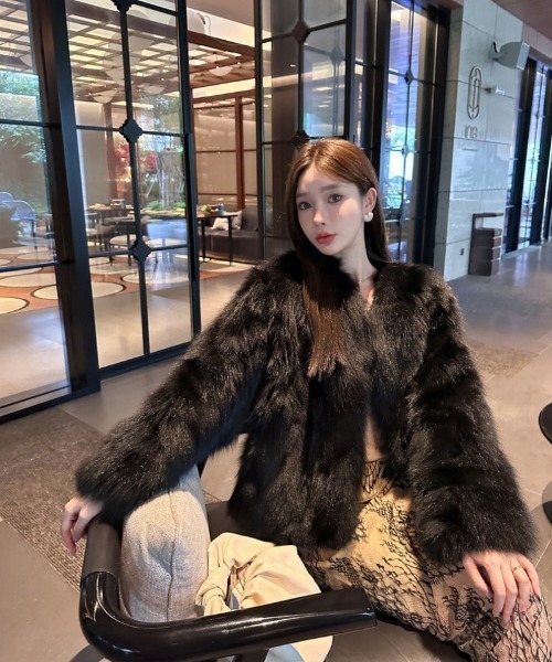 Ritzy(リッツィー)の「フェイクファー ショート丈 ノーカラーコート(ノーカラーコート・レディース・ブラック/ホワイト/ピンク/ダークグレー/ベージュ・M/L)」の1枚目の写真