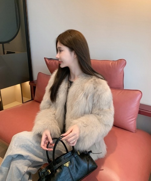 Ritzy(リッツィー)の「フェイクファー ショート丈 ノーカラーコート(ノーカラーコート・レディース・ブラック/ホワイト/ピンク/ダークグレー/ベージュ・M/L)」の17枚目の写真