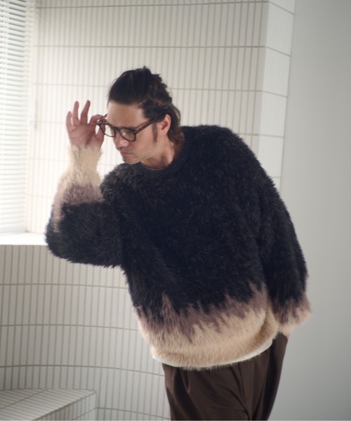 ADAM PATEK(アダムパテック)の「ADAMPATEK/distorted chevron pattern crewneck/シャギー配色クルーネックニット(ニット/セーター・メンズ・ブラック×ブルー/ブラック×ベージュ・1/2)」の2枚目の写真