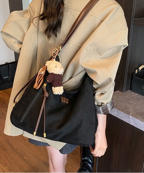 FREE STYLISTS(フリー スタイリスト)の「Y2Kチャーム付き大容量バッグ ショルダーバッグ&斜め掛けバッグ デイリー&通勤用/3WAY(ショルダーバッグ・レディース・ベージュ/ダークブラウン/カーキ/ブラック・FREE)」の2枚目の写真