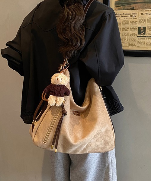 FREE STYLISTS(フリー スタイリスト)の「Y2Kチャーム付き大容量バッグ ショルダーバッグ&斜め掛けバッグ デイリー&通勤用/3WAY(ショルダーバッグ・レディース・ベージュ/ダークブラウン/カーキ/ブラック・FREE)」の14枚目の写真