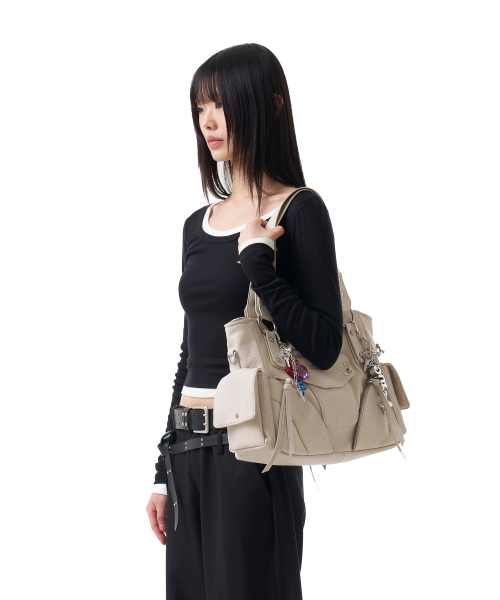 IUGAMAKARAS(イウガマカラス)の「U-Neck Fitted Top (Black)(Tシャツ/カットソー・レディース・その他・FREE)」の5枚目の写真