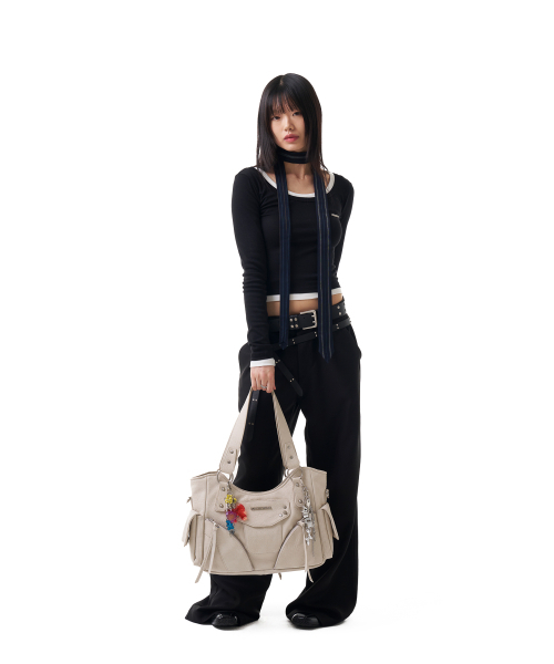 IUGAMAKARAS(イウガマカラス)の「U-Neck Fitted Top (Black)(Tシャツ/カットソー・レディース・その他・FREE)」の11枚目の写真