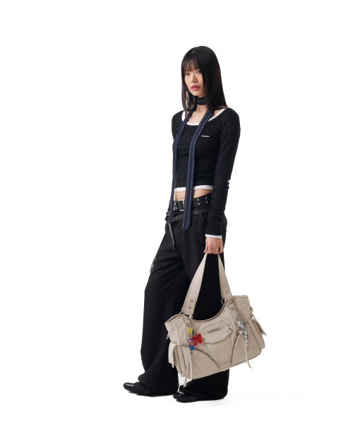 IUGAMAKARAS(イウガマカラス)の「U-Neck Fitted Top (Black)(Tシャツ/カットソー・レディース・その他・FREE)」の12枚目の写真