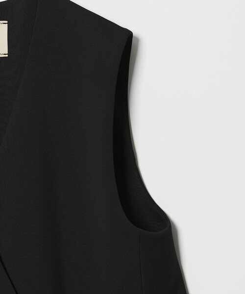 UNITED ARROWS(ユナイテッドアローズ)の「SPONGY バックフレア ベスト(ベスト・レディース・オフホワイト/ブラック/ネイビー・38/36)」の8枚目の写真