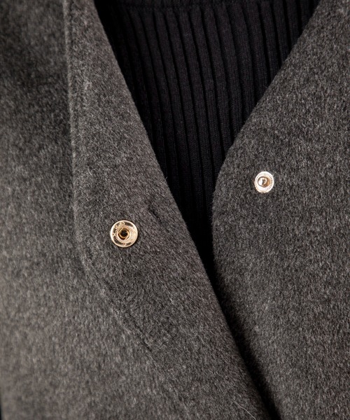 MILLION CARATS（ミリオンカラッツ）の「【軽くてあったか・こなれ映え】キルティング切り替えで細見え！抜け感Vネックが大人カジュアルにハマる上品コート（その他アウター・レディース・チャコールグレー/ブラック・FREE）」の15枚目の写真