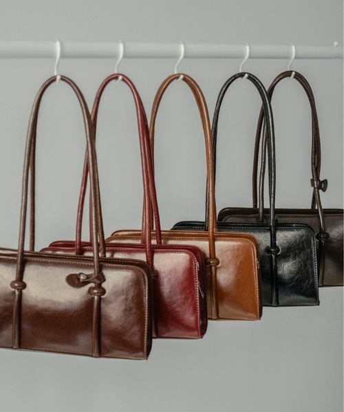 on:nue（オンニュ）の「【on:nue】[2WAY/肩紐付] レザーバゲットショルダーバッグ（ショルダーバッグ・レディース・ブラック/ブラウン/ダークブラウン/キャメル/レッド・FREE）」の3枚目の写真