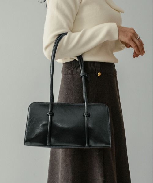 on:nue（オンニュ）の「【on:nue】[2WAY/肩紐付] レザーバゲットショルダーバッグ（ショルダーバッグ・レディース・ブラック/ブラウン/ダークブラウン/キャメル/レッド・FREE）」の2枚目の写真