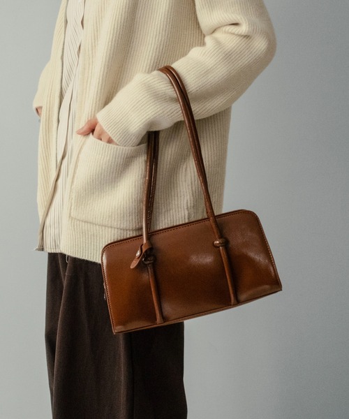 on:nue（オンニュ）の「【on:nue】[2WAY/肩紐付] レザーバゲットショルダーバッグ（ショルダーバッグ・レディース・ブラック/ブラウン/ダークブラウン/キャメル/レッド・FREE）」の9枚目の写真