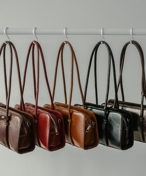 on:nue（オンニュ）の「【on:nue】[2WAY/肩紐付] レザーバゲットショルダーバッグ（ショルダーバッグ・レディース・ブラック/ブラウン/ダークブラウン/キャメル/レッド・FREE）」の7枚目の写真