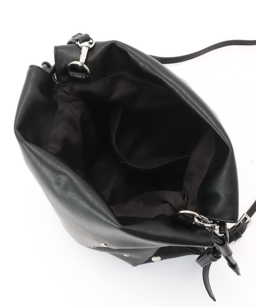 B.C STOCK（ベーセーストック）の「ランダムスタッズ巾着バッグ（ショルダーバッグ・レディース・ブラック/カーキ・FREE）」の7枚目の写真