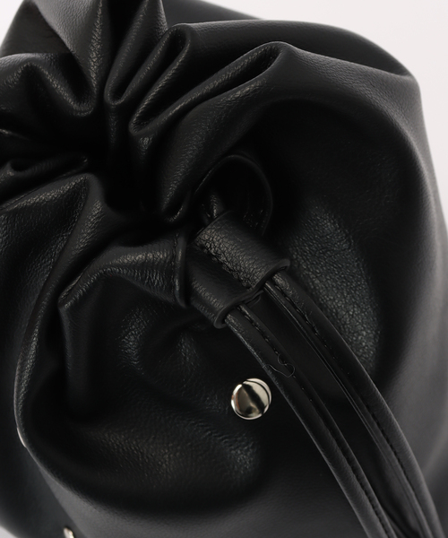 B.C STOCK（ベーセーストック）の「ランダムスタッズ巾着バッグ（ショルダーバッグ・レディース・ブラック/カーキ・FREE）」の10枚目の写真