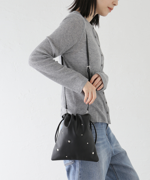 B.C STOCK（ベーセーストック）の「ランダムスタッズ巾着バッグ（ショルダーバッグ・レディース・ブラック/カーキ・FREE）」の17枚目の写真