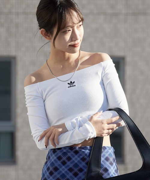 adidas(アディダス)の「adidas/アディダス ESSENTIALS RIBU OFF SHOULDER リブ編み オフショルダー 秋 秋服 2026年秋冬(Tシャツ/カットソー・レディース・ブラック/ホワイト・L/M/S/XS)」の2枚目の写真