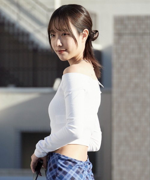 adidas(アディダス)の「adidas/アディダス ESSENTIALS RIBU OFF SHOULDER リブ編み オフショルダー 秋 秋服 2026年秋冬(Tシャツ/カットソー・レディース・ブラック/ホワイト・L/M/S/XS)」の15枚目の写真
