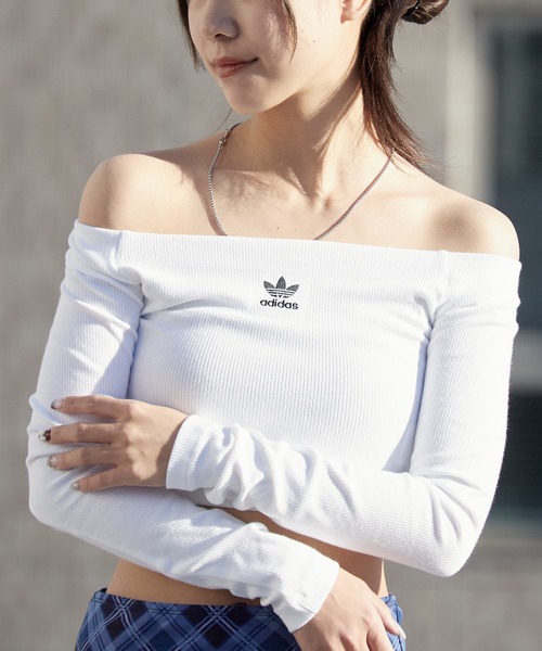 adidas(アディダス)の「adidas/アディダス ESSENTIALS RIBU OFF SHOULDER リブ編み オフショルダー 秋 秋服 2026年秋冬(Tシャツ/カットソー・レディース・ブラック/ホワイト・L/M/S/XS)」の17枚目の写真