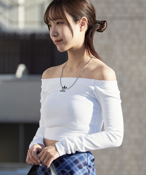 adidas(アディダス)の「adidas/アディダス ESSENTIALS RIBU OFF SHOULDER リブ編み オフショルダー 秋 秋服 2026年秋冬(Tシャツ/カットソー・レディース・ブラック/ホワイト・L/M/S/XS)」の18枚目の写真