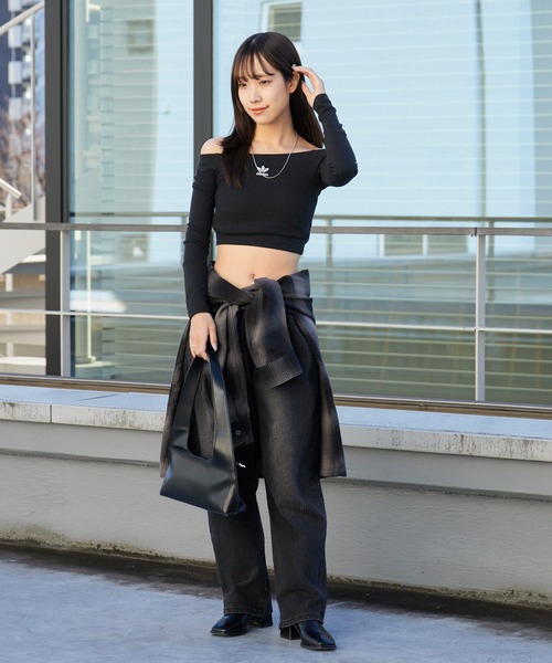 adidas(アディダス)の「adidas/アディダス ESSENTIALS RIBU OFF SHOULDER リブ編み オフショルダー 秋 秋服 2026年秋冬(Tシャツ/カットソー・レディース・ブラック/ホワイト・L/M/S/XS)」の21枚目の写真