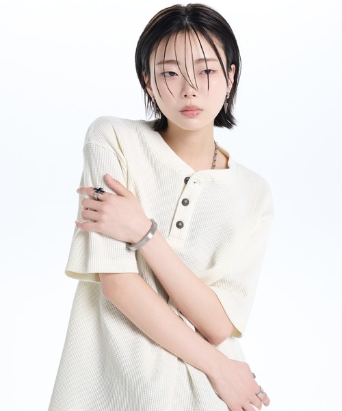 ADRER（アドラー）の「Waffle Heavy Henley Neck Tee / ワッフル ヘビー ヘンリーネック半袖Tシャツ（Tシャツ/カットソー・メンズ・チャコールグレー/ホワイト/ブラック・L/M/S/XS）」の19枚目の写真
