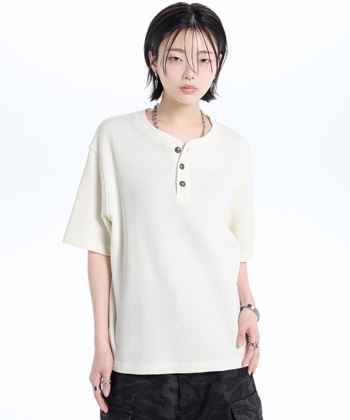 ADRER（アドラー）の「Waffle Heavy Henley Neck Tee / ワッフル ヘビー ヘンリーネック半袖Tシャツ（Tシャツ/カットソー・メンズ・チャコールグレー/ホワイト/ブラック・L/M/S/XS）」の21枚目の写真