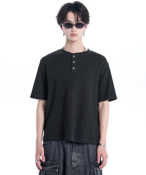 ADRER（アドラー）の「Waffle Heavy Henley Neck Tee / ワッフル ヘビー ヘンリーネック半袖Tシャツ（Tシャツ/カットソー・メンズ・チャコールグレー/ホワイト/ブラック・L/M/S/XS）」の5枚目の写真